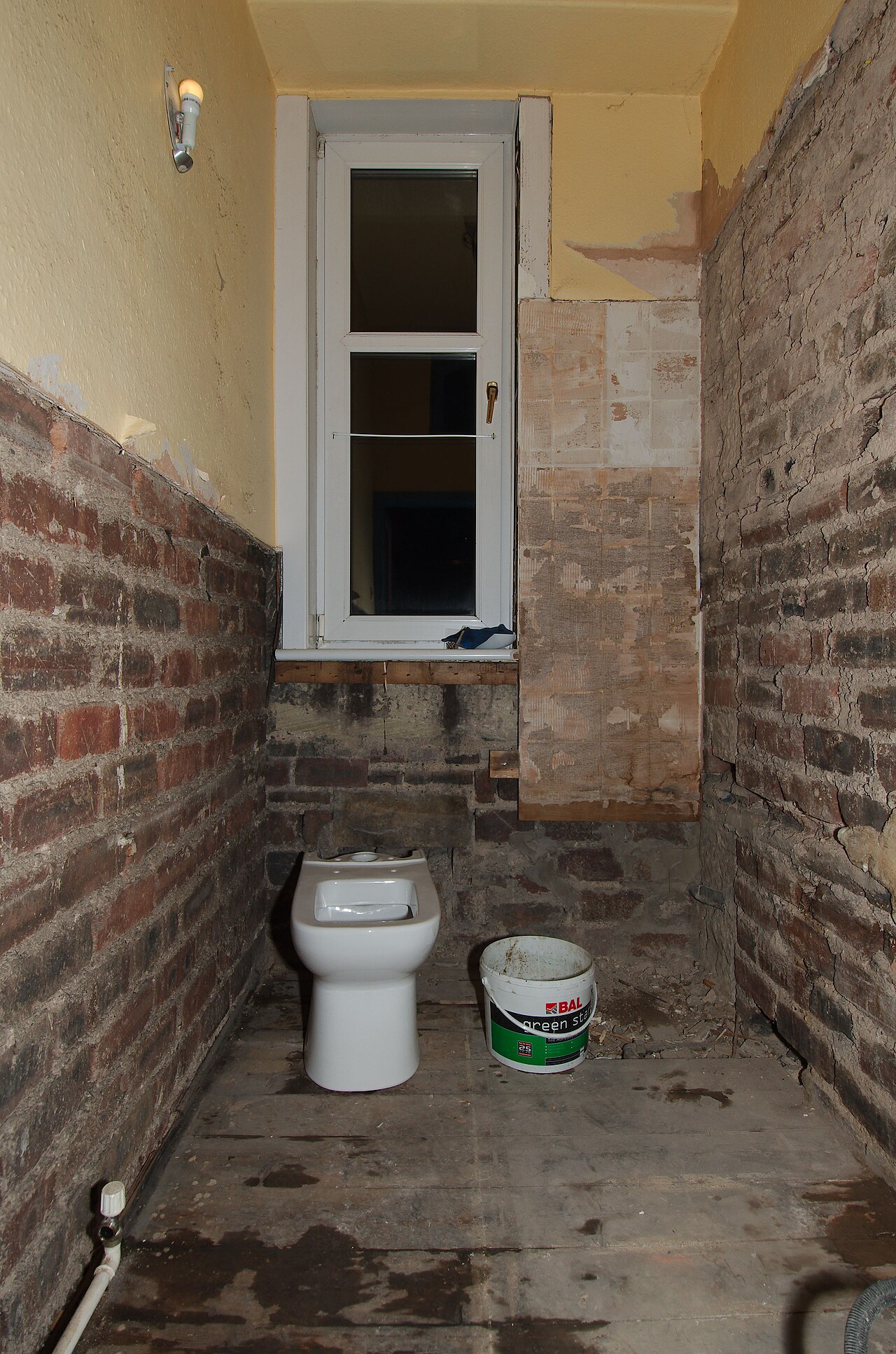 Een opgefriste, lichte badkamer